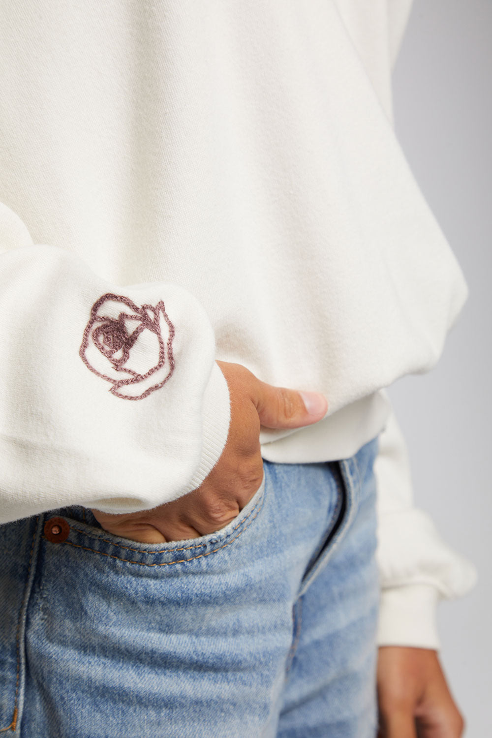 Embroidery Roses Pullover-Starry White