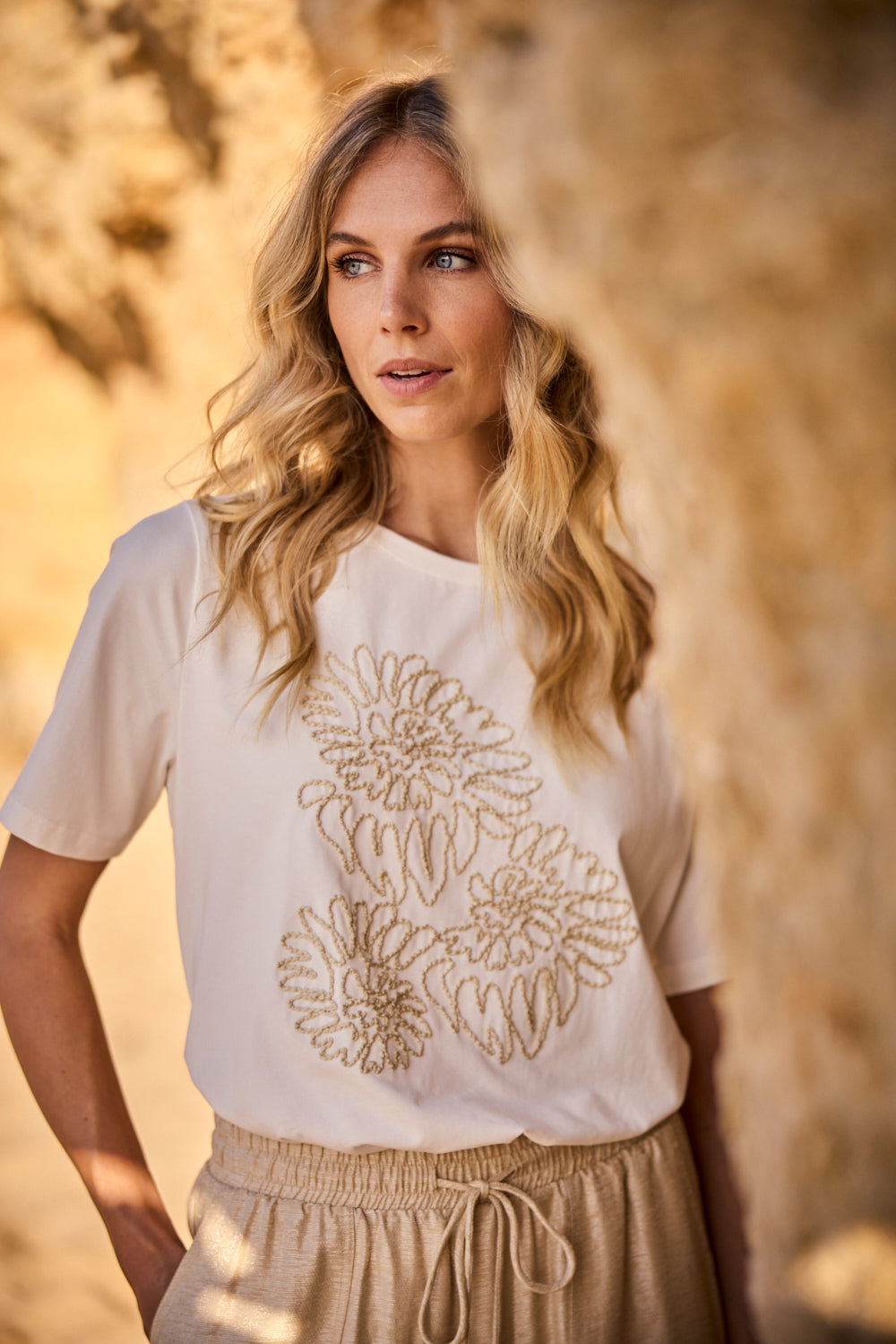 Ameri♡ CLARA EMBROIDERY CONCEPT TEE Embroidered Artwork T-Shirt - Off White – Ulla-La Boutique