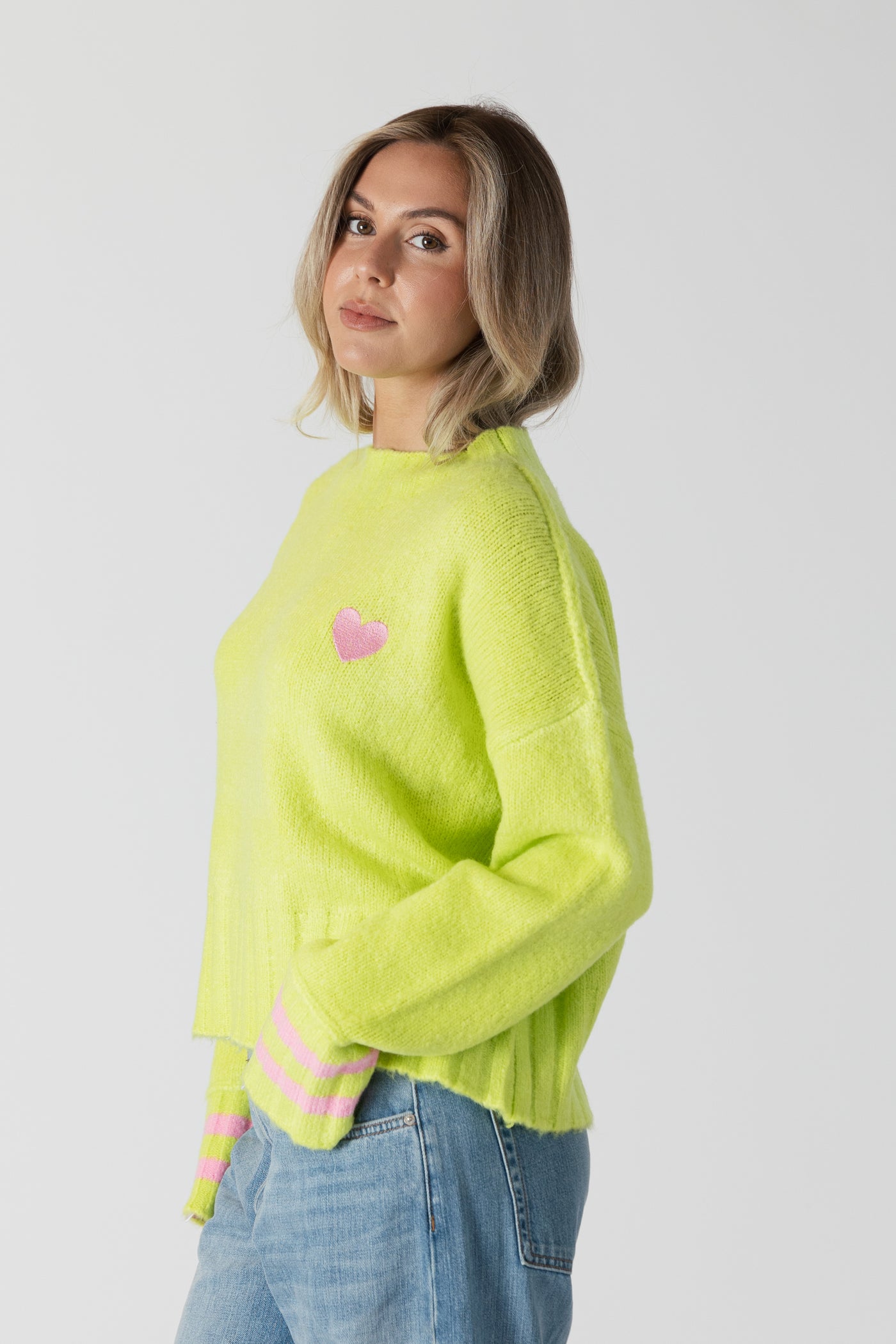 Short Crew Neck Sweater W Embroidered Heart - Lime / Pink