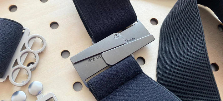 Metallic belt buckle with &